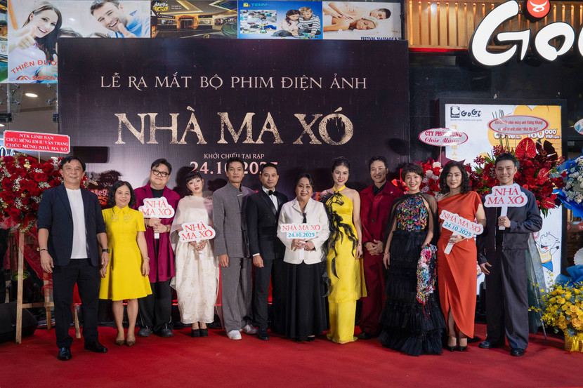 Đạo diễn Trương Dũng và dàn diễn viên của "Nhà ma xó" trong buổi ra mắt tại TP. Hồ Chí Minh