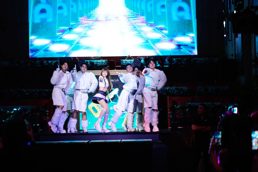 Ngoài chia sẻ những thông tin thú vị về sản phẩm mới của mình, Liz còn có màn trình diễn đốt cháy sân khâu sự kiện