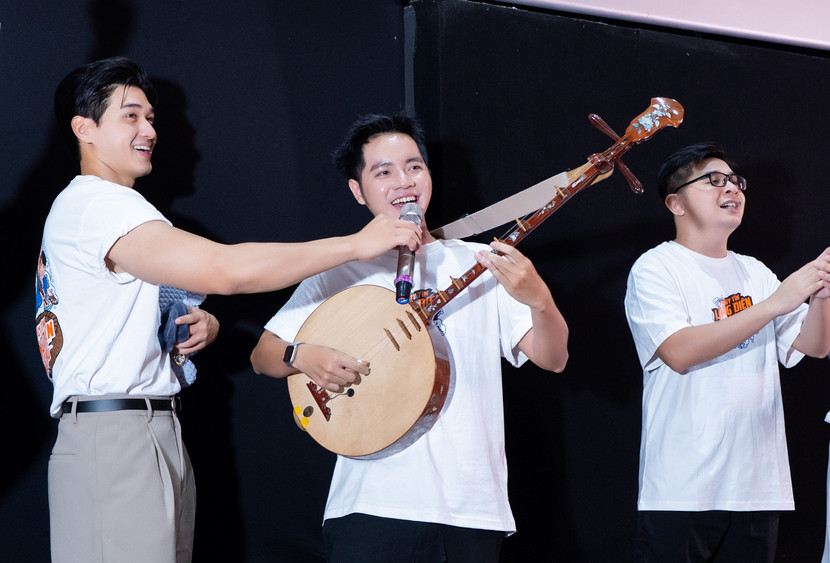 Ma Ran Đô nhiệt tình hỗ trợ Cao Bá Hưng trong phần giao lưu khán giả