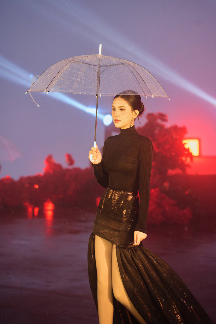 Á hậu Linh An mở màn cho BST của NTK Adrian Anh Tuấn Á hậu Linh An mở màn cho BST của NTK Adrian Anh Tuấn