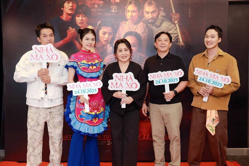 Dàn diễn viên của "Nhà ma xó" cùng đạo diễn Trương Dũng Dàn diễn viên của "Nhà ma xó" cùng đạo diễn Trương Dũng