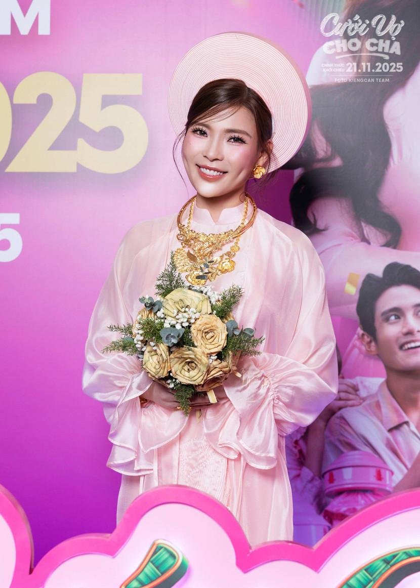 Diễn viên Thuý Diễm rạng rỡ trên thảm đỏ Diễn viên Thuý Diễm rạng rỡ trên thảm đỏ