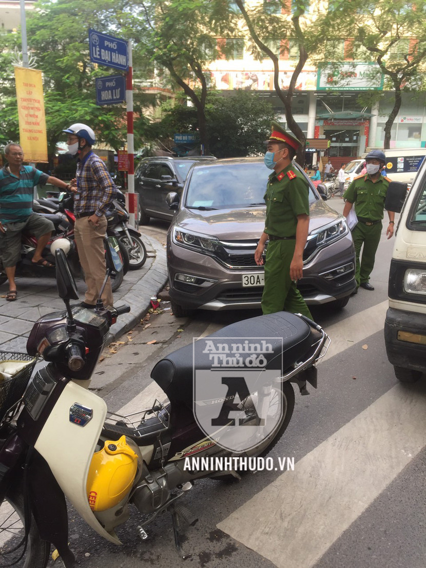 Chiếc xe ô tô đỗ ngay vị trí rẽ đã bị xử lý nghiêm