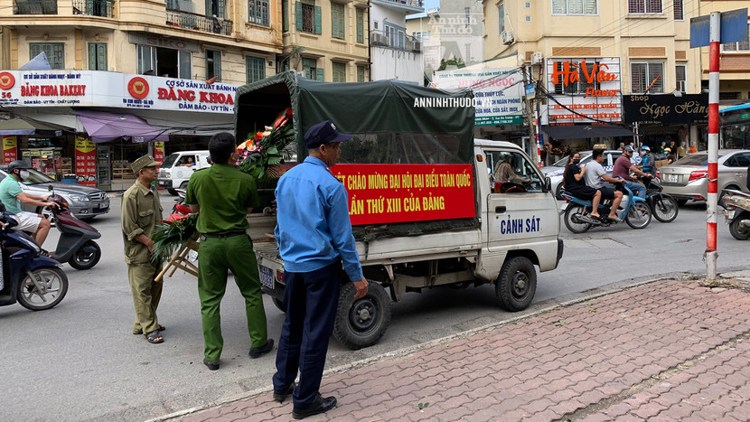 Những đồ đạc bày lấn chiếm lòng đường, vỉa hè bị thu giữ sau nhiều lần lực lượng chức năng nhắc nhở người vi phạm