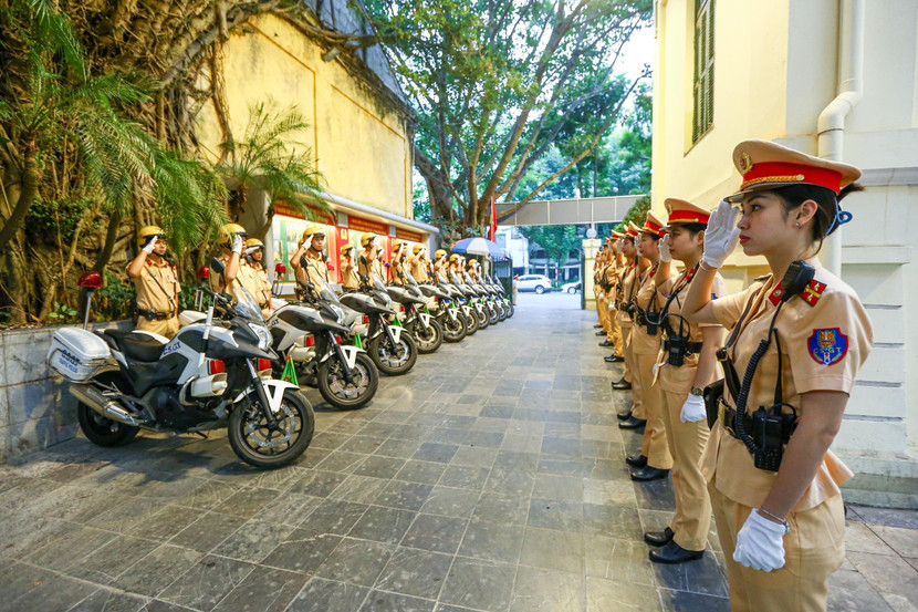 CSGT Thủ đô nêu cao tinh thần, thái độ và ý thức trách nhiệm đảm bảo TTATGT, phục vụ nhân dân đi lại thuận tiện CSGT Thủ đô nêu cao tinh thần, thái độ và ý thức trách nhiệm đảm bảo TTATGT, phục vụ nhân dân đi lại thuận tiện