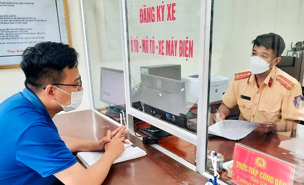 Từ 22-10, lệ phí đăng ký, cấp biển ô tô, xe máy được thực hiện theo quy định mới