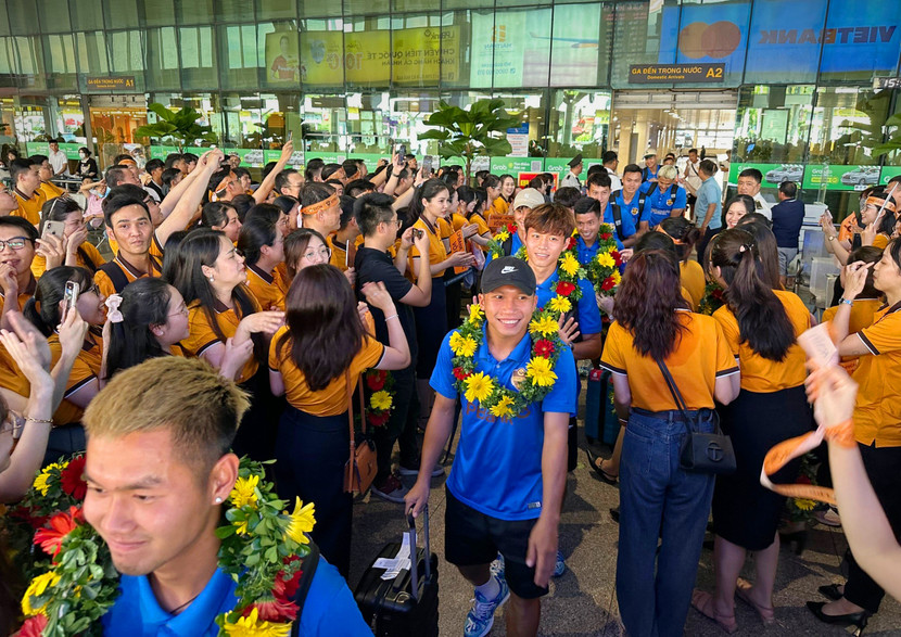 Các cầu thủ vui mừng trong sự chào đón nhiệt tình của CĐV Các cầu thủ vui mừng trong sự chào đón nhiệt tình của CĐV