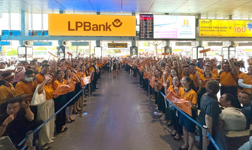 CĐV có mặt tại sân bay Tân Sơn Nhất từ rất sớm để chào đón các cầu thủ của CLB bóng đá LPBank – HCMC CĐV có mặt tại sân bay Tân Sơn Nhất từ rất sớm để chào đón các cầu thủ của CLB bóng đá LPBank – HCMC