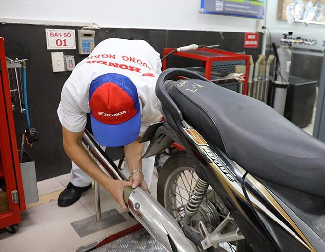 Việc kiểm tra chất lượng khí thải là cần thiết, nhằm đảm bảo sự an toàn của xe máy khi lưu thông