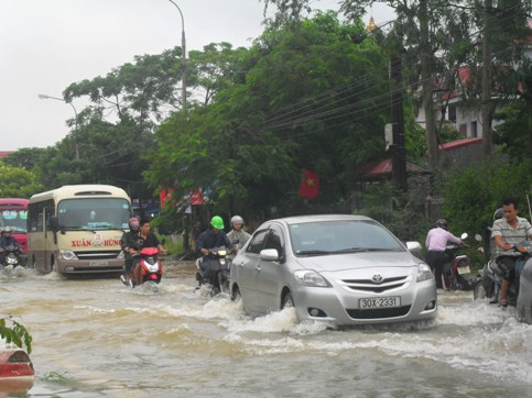 Quốc lộ "thảm hại" sau bão số 6 ảnh 4