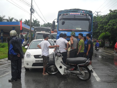 Quốc lộ "thảm hại" sau bão số 6 ảnh 10