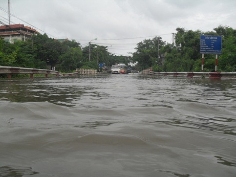 Quốc lộ "thảm hại" sau bão số 6 ảnh 5