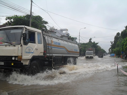 Quốc lộ "thảm hại" sau bão số 6 ảnh 8