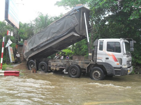Quốc lộ "thảm hại" sau bão số 6 ảnh 12