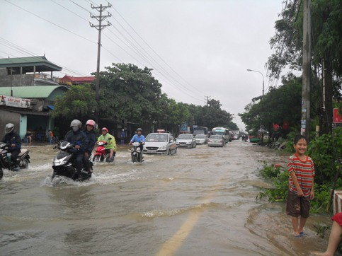 Quốc lộ "thảm hại" sau bão số 6 ảnh 6