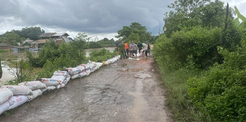 Ngăn nước tràn vào khu dân cư Ngăn nước tràn vào khu dân cư