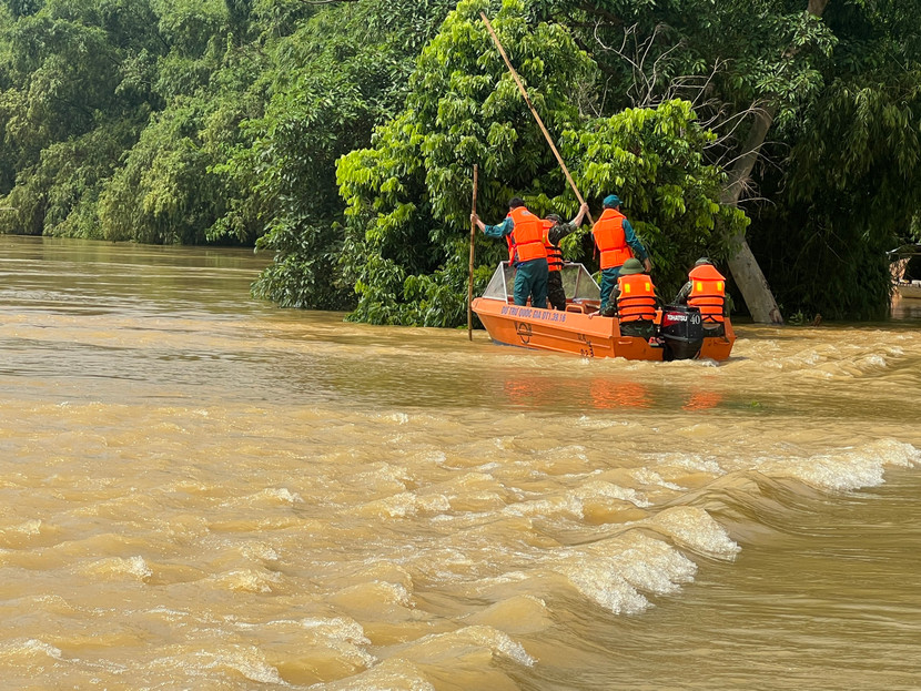 Lực lượng chức năng triển khai phương tiện tại những điểm ngập sâu ...để cảnh báo nguy hiểm cho người, phương tiện qua lại Lực lượng chức năng triển khai phương tiện tại những điểm ngập sâu ...để cảnh báo nguy hiểm cho người, phương tiện qua lại