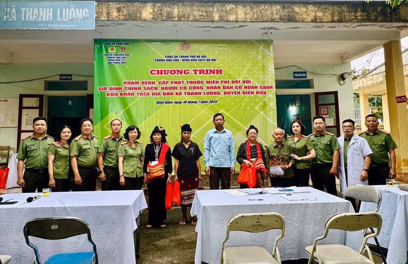 Tặng quà, khám bệnh và phát thuốc cho các hộ dân nghèo, gia đình chính sách xã Thanh Luông