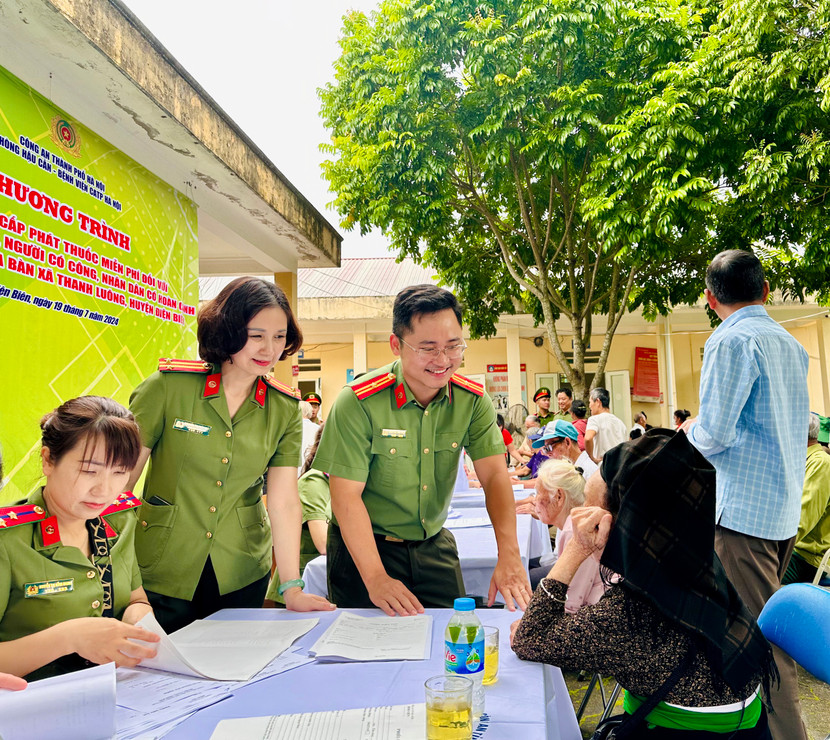 Tặng quà, khám bệnh và phát thuốc cho các hộ dân nghèo, gia đình chính sách xã Thanh Luông