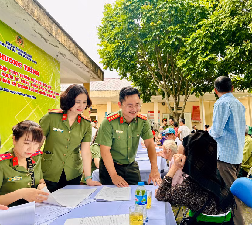 Tặng quà, khám bệnh và phát thuốc cho các hộ dân nghèo, gia đình chính sách xã Thanh Luông