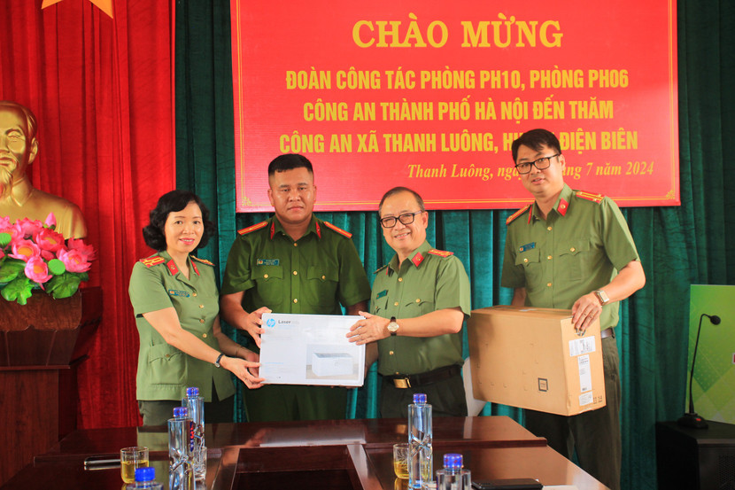 Trao quà tặng Công an xã Thanh Luông