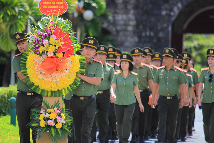 Đoàn công tác tri ân các anh hùng liệt sỹ tại Di tích lịch sử cấp quốc gia đặc biệt Chiến trường Điện Biên Phủ
