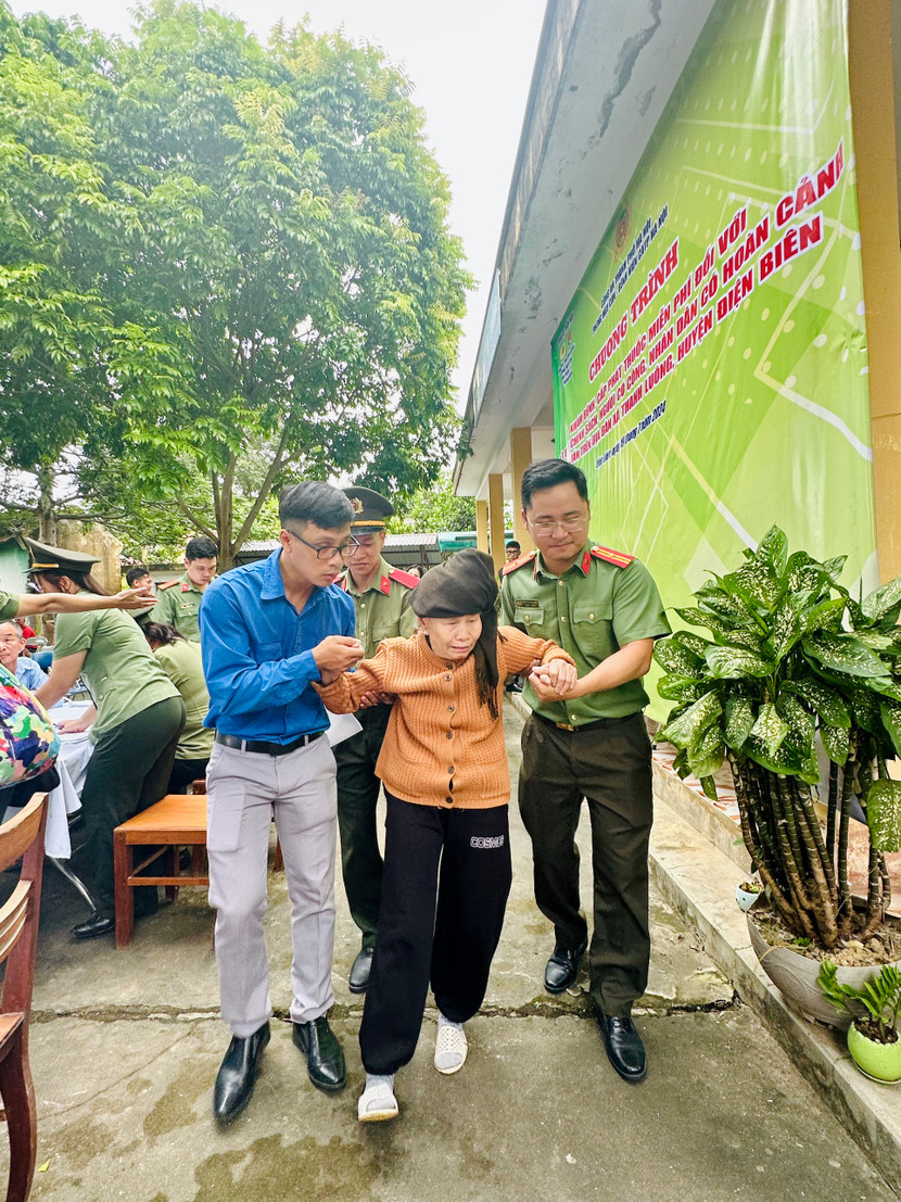 Tặng quà, khám bệnh và phát thuốc cho các hộ dân nghèo, gia đình chính sách xã Thanh Luông