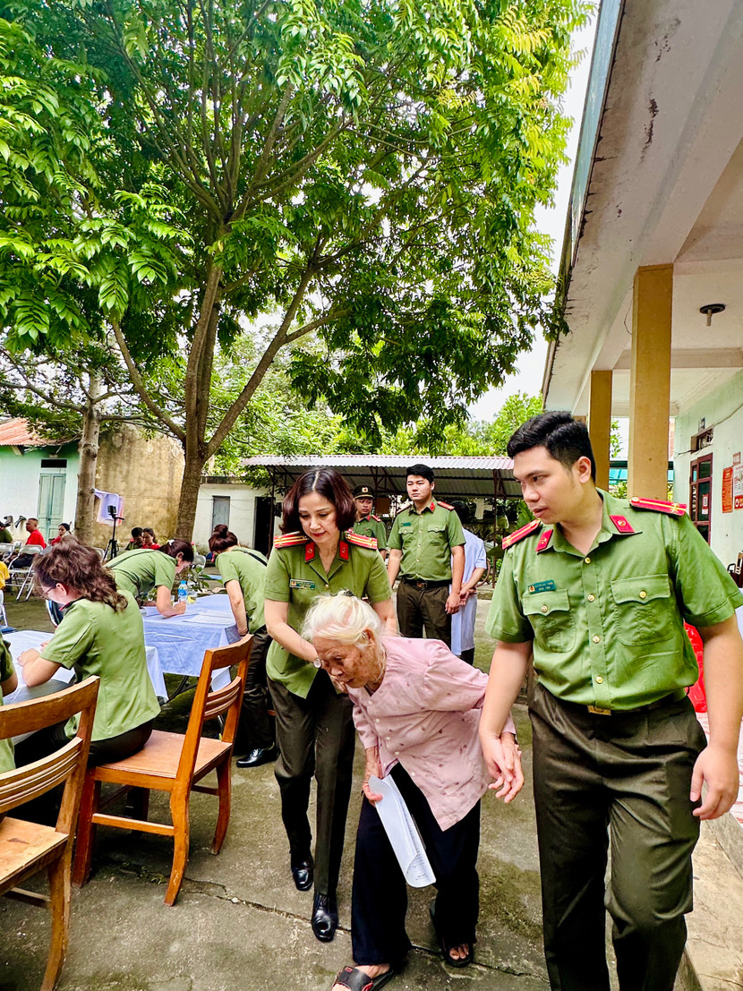 Tặng quà, khám bệnh và phát thuốc cho các hộ dân nghèo, gia đình chính sách xã Thanh Luông