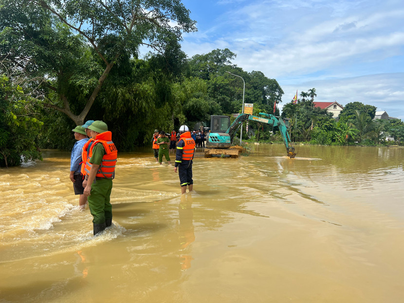 ...để cảnh báo nguy hiểm cho người, phương tiện qua lại ...để cảnh báo nguy hiểm cho người, phương tiện qua lại