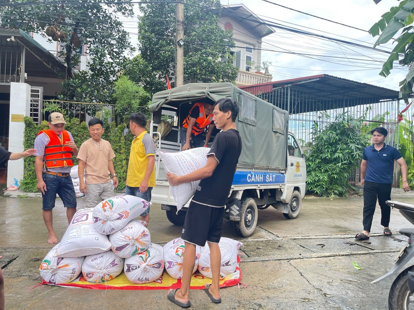 Ấm lòng người dân lúc khốn khó vì mưa lũ Ấm lòng người dân lúc khốn khó vì mưa lũ