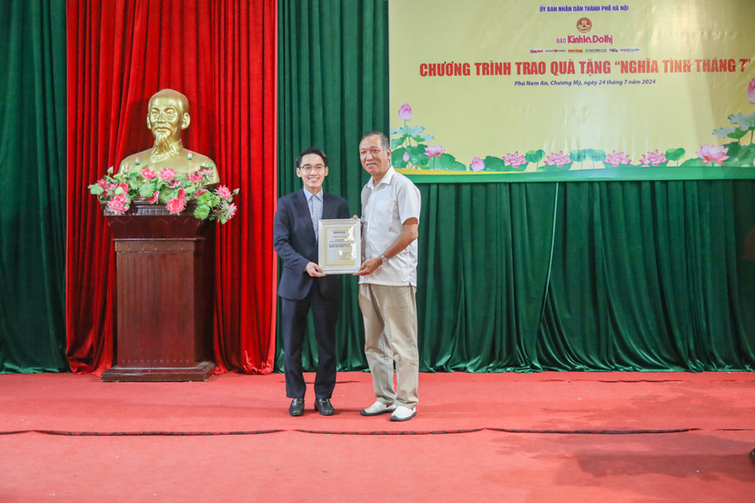 Lãnh đạo báo Kinh tế &amp; Đô thị trao chứng nhận cho đơn vị đồng hành cùng Chương trình “Nghĩa tình tháng 7”.