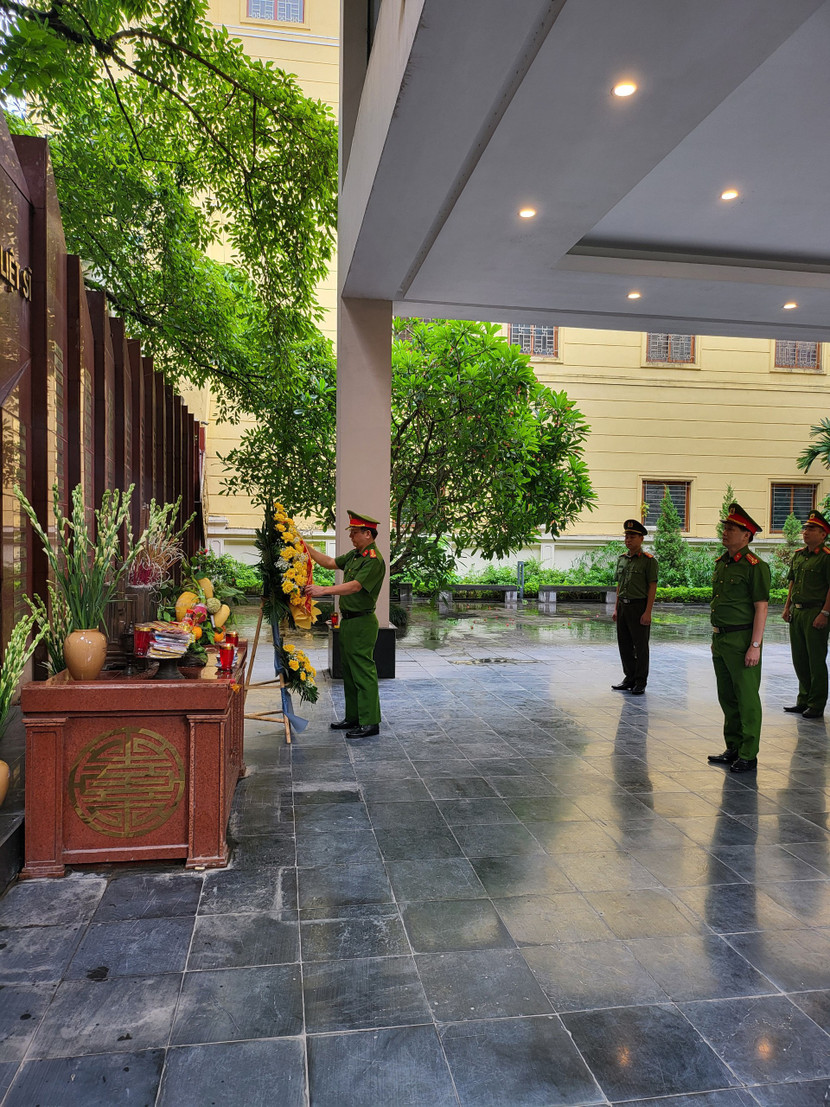 Trang nghiêm, kính cẩn tưởng nhớ các anh hùng liệt sỹ Trang nghiêm, kính cẩn tưởng nhớ các anh hùng liệt sỹ