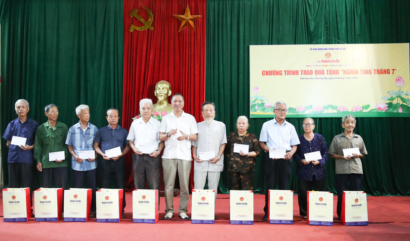 Phó Tổng Biên tập báo Kinh tế &amp; Đô thị Lê Hoàng Anh trao quà tặng các gia đình có công, gia đình chính sách trên địa bàn 2 xã Phú Nam An và Hòa Chính.