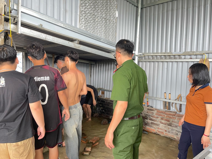 Ấm lòng người dân lúc khốn khó vì mưa lũ Ấm lòng người dân lúc khốn khó vì mưa lũ