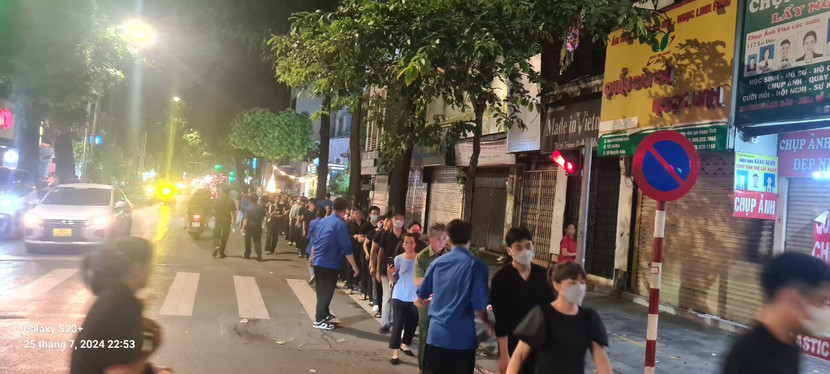 Gần 23h, vẫn có nhiều người dân đến khu vực Nhà tang lễ Quốc gia, và được lực lượng chức năng cùng các bạn tình nguyện viên nhiệt tình hướng dẫn Gần 23h, vẫn có nhiều người dân đến khu vực Nhà tang lễ Quốc gia, và được lực lượng chức năng cùng các bạn tình nguyện viên nhiệt tình hướng dẫn