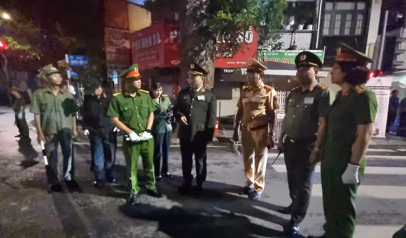 Đồng chí Giám đốc nghe báo cáo và ghi nhận tinh thần của các lực lượng làm nhiệm vụ