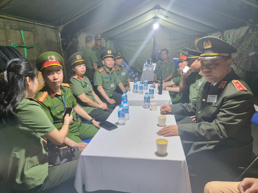 Đồng chí Giám đốc nghe báo cáo tình hình tại lán cơ động tại khu vực bảo vệ