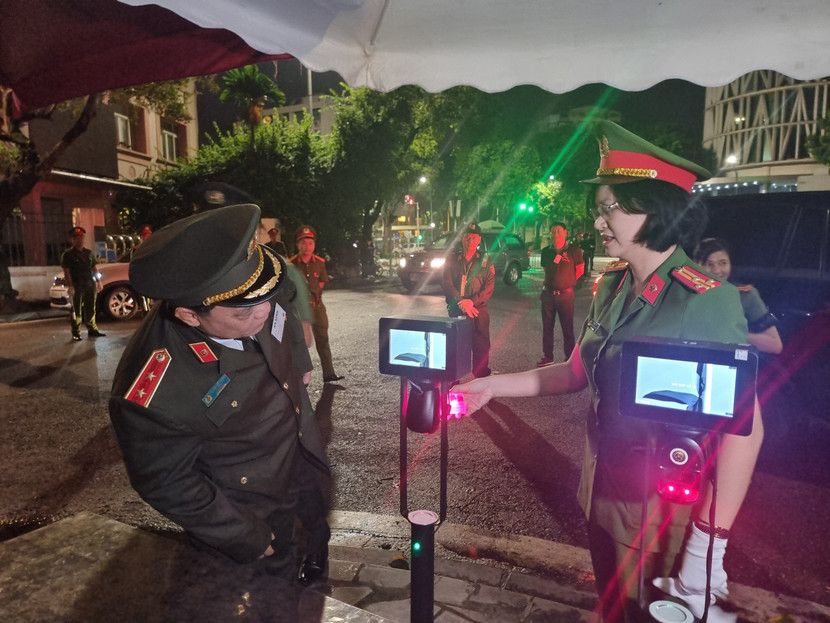 Chỉ huy Công an quận Hai Bà Trưng báo cáo Giám đốc về công tác triển khai máy quét mã QR