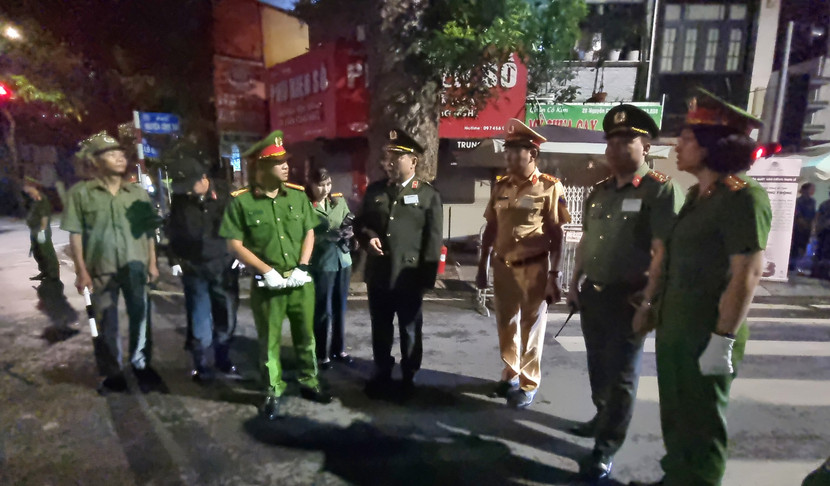 Đồng chí Giám đốc nghe báo cáo và ghi nhận tinh thần của các lực lượng làm nhiệm vụ