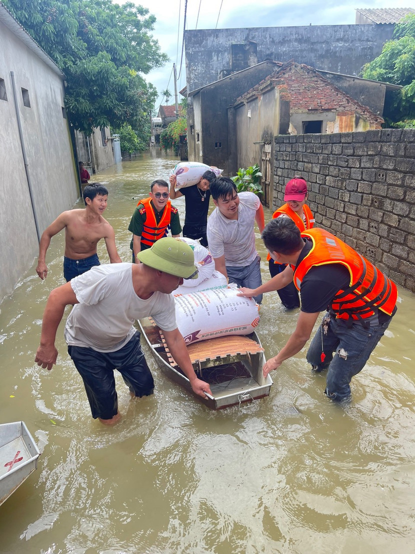 Ấm lòng người dân lúc khốn khó vì mưa lũ Ấm lòng người dân lúc khốn khó vì mưa lũ