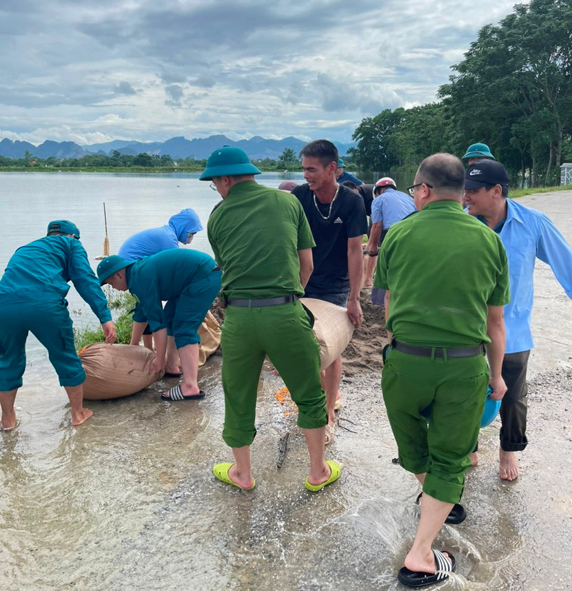 Ngăn nước tràn vào khu dân cư Ngăn nước tràn vào khu dân cư