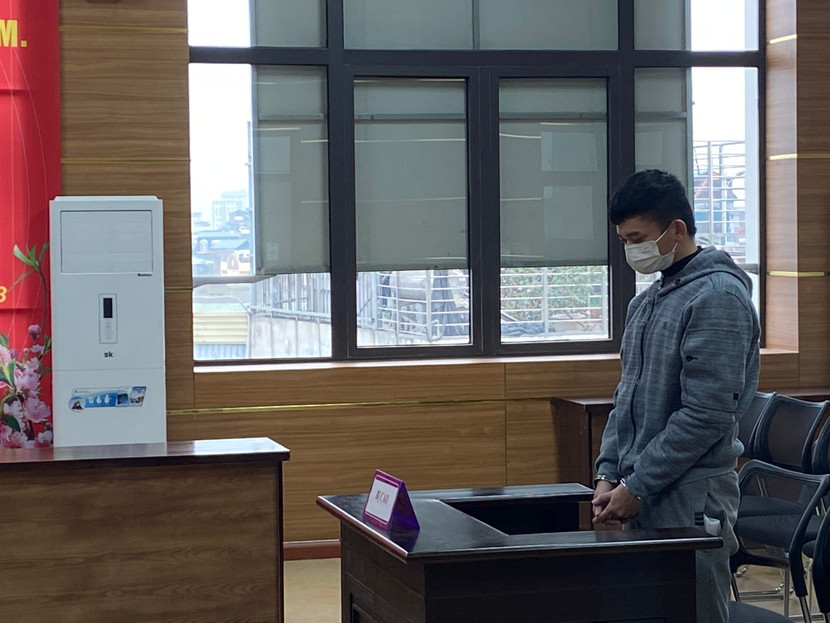 Bị cáo Huấn tại phiên xét xử lưu động ở trụ sở UBND phường Vĩnh Tuy, chiều 10-1.