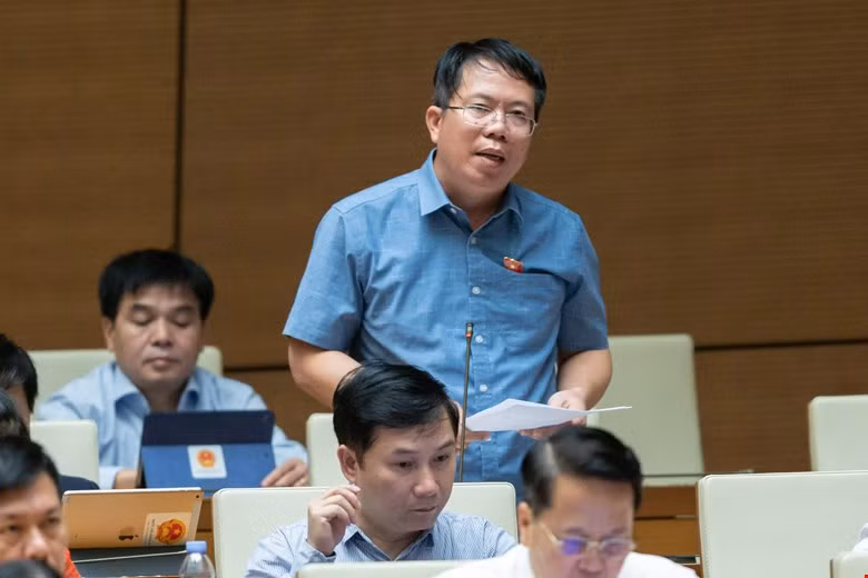 Đại biểu Nguyễn Văn Hiển (đoàn Lâm Đồng) thảo luận Đại biểu Nguyễn Văn Hiển (đoàn Lâm Đồng) thảo luận