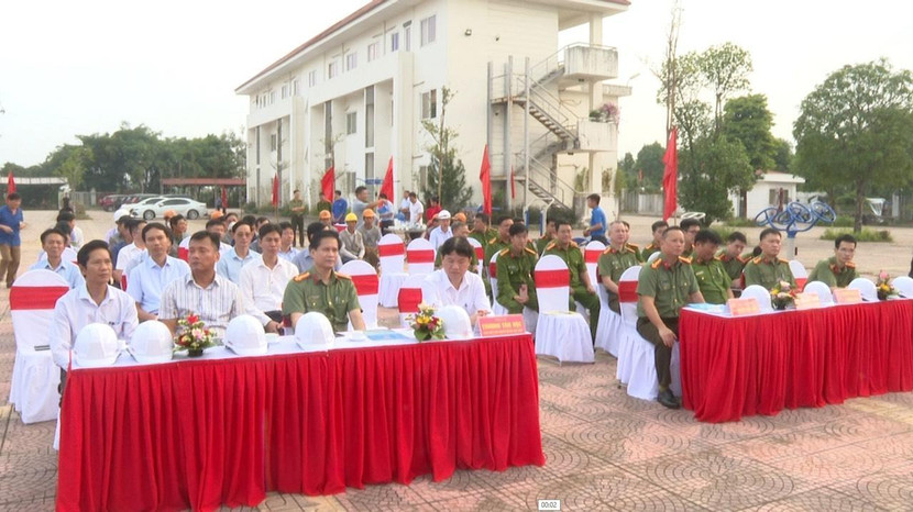 Các đại biểu dự lễ khởi công tại xã Phù Đổng Các đại biểu dự lễ khởi công tại xã Phù Đổng