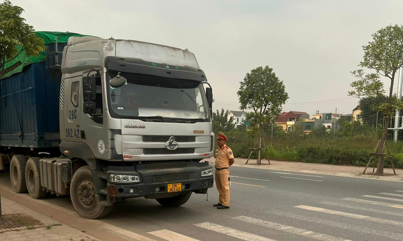CAH Gia Lâm kiểm tra phương tiện tải tại khu vực dốc Lời CAH Gia Lâm kiểm tra phương tiện tải tại khu vực dốc Lời