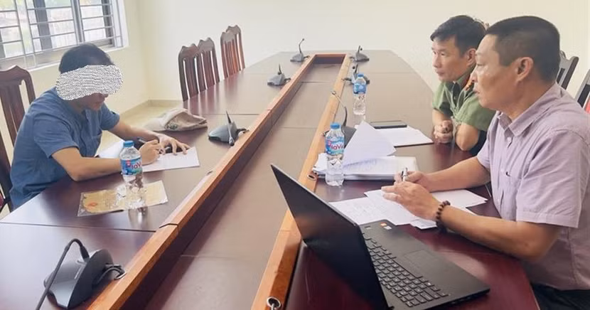 Lực lượng chức năng làm việc với ông Lê Xuân T. Lực lượng chức năng làm việc với ông Lê Xuân T.