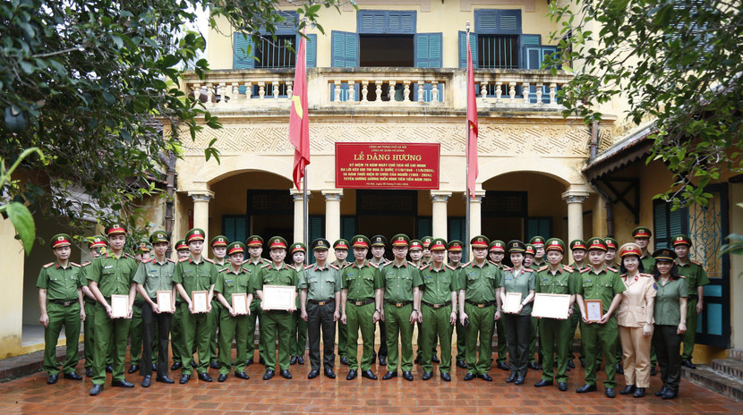 Đoàn đại biểu CAQ Hà Đông tại Khu di tích nhà lưu niệm Bác Hồ, phường Vạn Phúc Đoàn đại biểu CAQ Hà Đông tại Khu di tích nhà lưu niệm Bác Hồ, phường Vạn Phúc