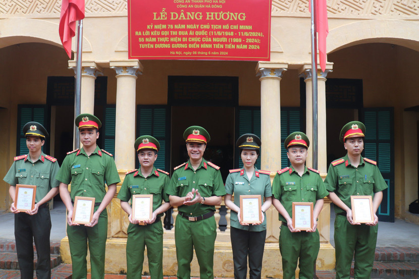 Đ/c Đại tá Nguyễn Ngọc Quyền, Trưởng Công an quận trao giấy chứng nhận gương điển hình tiên tiến cấp Công an quận cho các tập thể và cá nhân tiêu biểu Đ/c Đại tá Nguyễn Ngọc Quyền, Trưởng Công an quận trao giấy chứng nhận gương điển hình tiên tiến cấp Công an quận cho các tập thể và cá nhân tiêu biểu