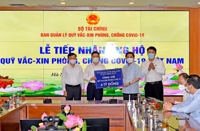 Các tổ chức, doanh nghiệp, người dân tiếp tục ủng hộ quỹ Vaccine phòng, chống Covid-19