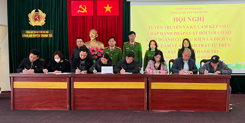 Chỉ huy CAH và đội nghiệp vụ chứng kiến các cơ sở kinh doanh ký cam kết đảm bảo ANTT Chỉ huy CAH và đội nghiệp vụ chứng kiến các cơ sở kinh doanh ký cam kết đảm bảo ANTT